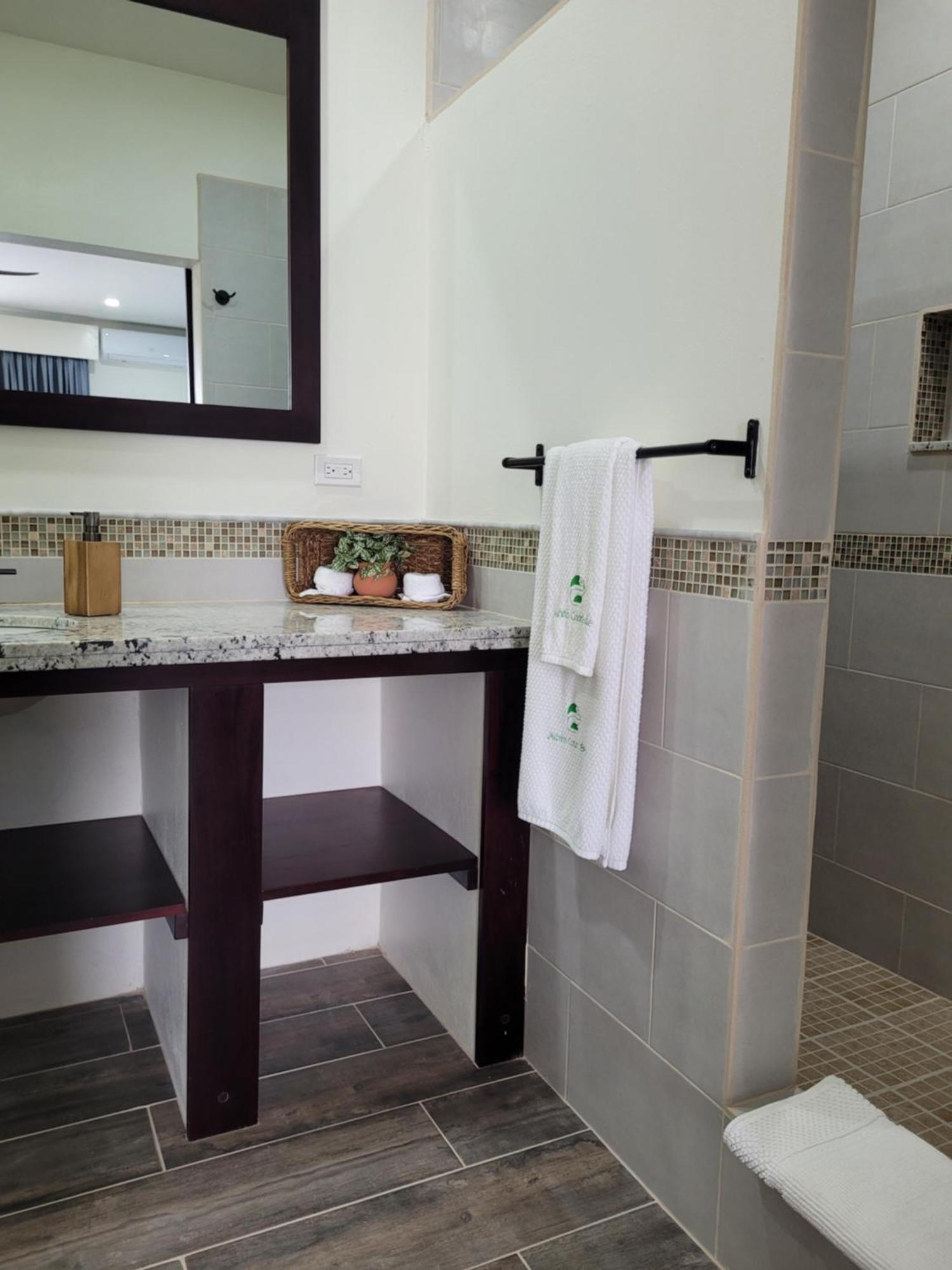 Ashton Court Belize Hotel Белиз Сити Екстериор снимка